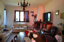 MONTEPIANO ENORME VILLA DIVISIBILE CON GIARDINO