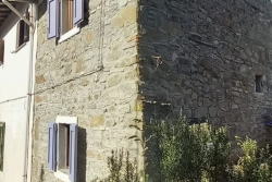 PRESSI TERRIGOLI RUSTICO ANGOLARE SU 3 LIVELLI CON ORTO