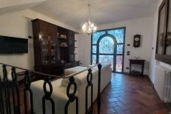 VERNIO VILLA LIBERA 4 LATI CON AMPIO GIARDINO RISTRUTTURATA