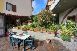 VAIANO RUSTICO ANGOLARE CON GIARDINO E GARAGE