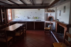 SCHIGNANO AFFITTASI PERIODI BREVI VILLA  CON GIARDINO E GARAGE