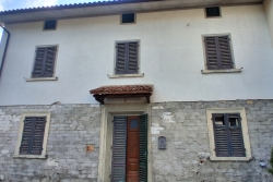 VERNIO TERRATETTO ANGOLARE DI 150 MQ DA RISTRUTTURARE