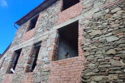 MIGLIANA CASA IN PIETRA, DEPOSITO, CANTINA, RESEDE E GIARDINO